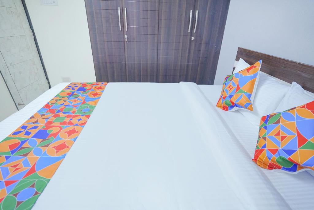 Postel nebo postele na pokoji v ubytování FabExpress Town Space Apartment - Nr Saravana Stores, Porur