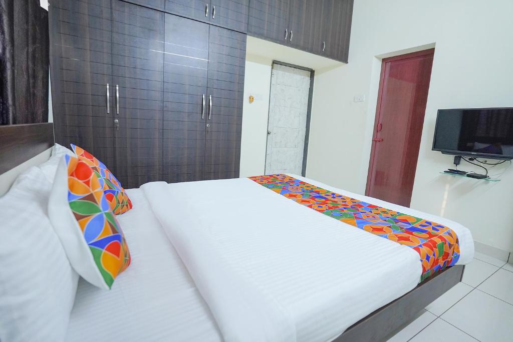 Postel nebo postele na pokoji v ubytování FabExpress Town Space Apartment - Nr Saravana Stores, Porur