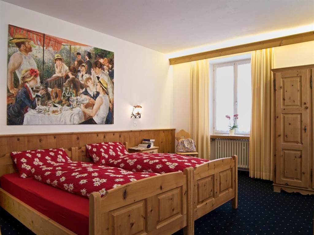Postel nebo postele na pokoji v ubytování Poschiavo Suisse Hotel & Traditional Fondue Stube