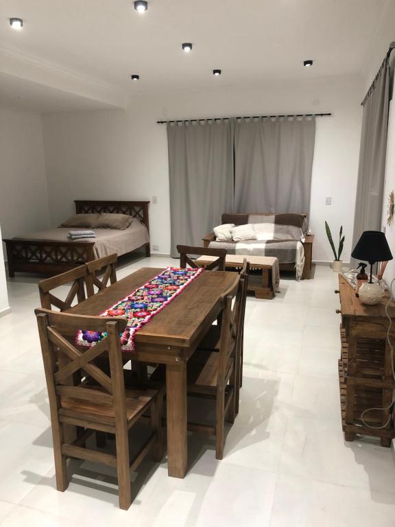 ein Wohnzimmer mit einem Holztisch und einem Sofa in der Unterkunft Wawa Estudio in Posadas