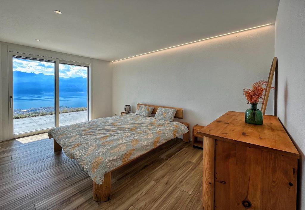 Ένα ή περισσότερα κρεβάτια σε δωμάτιο στο Appartement moderne avec vue panoramique à Jongny proche de Montreux