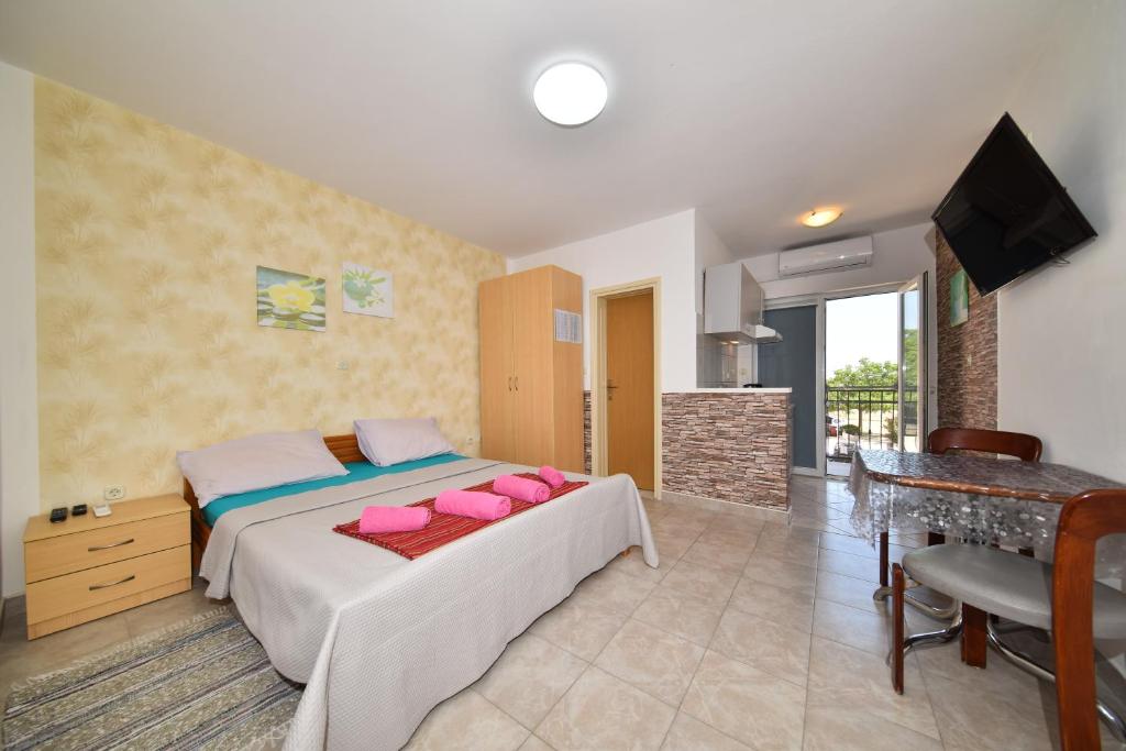 Televízia a/alebo spoločenská miestnosť v ubytovaní Apartments Zrakic