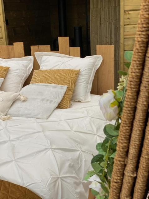 Postel nebo postele na pokoji v ubytování Cabane au style scandinave et son bain nordique