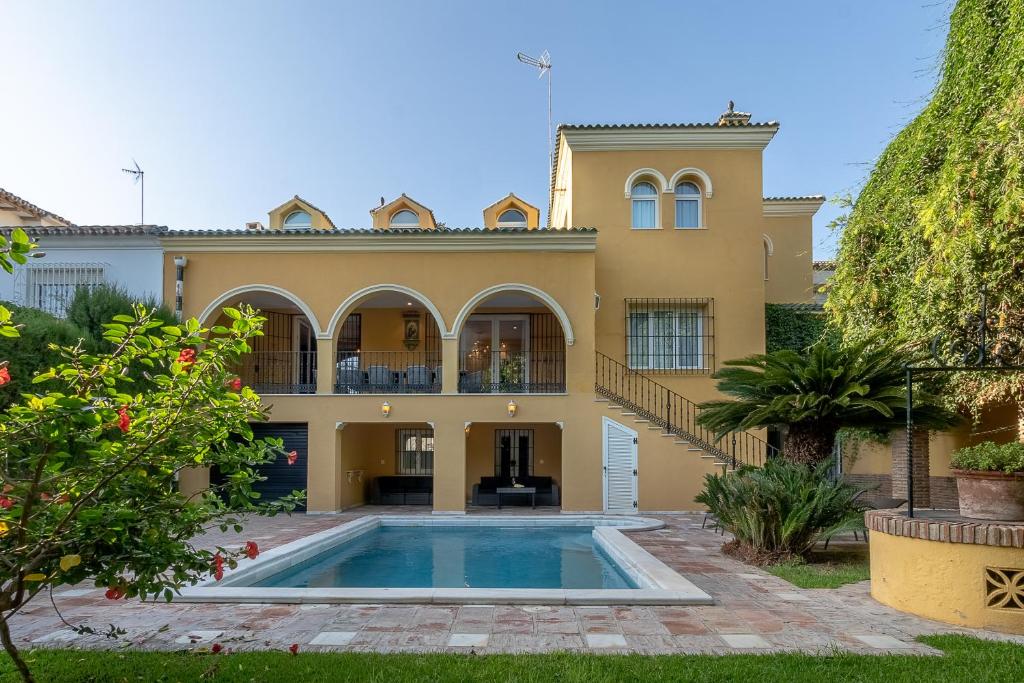 una casa con piscina frente a ella en Luxury pool villa at Malaga's best beach!, en Málaga