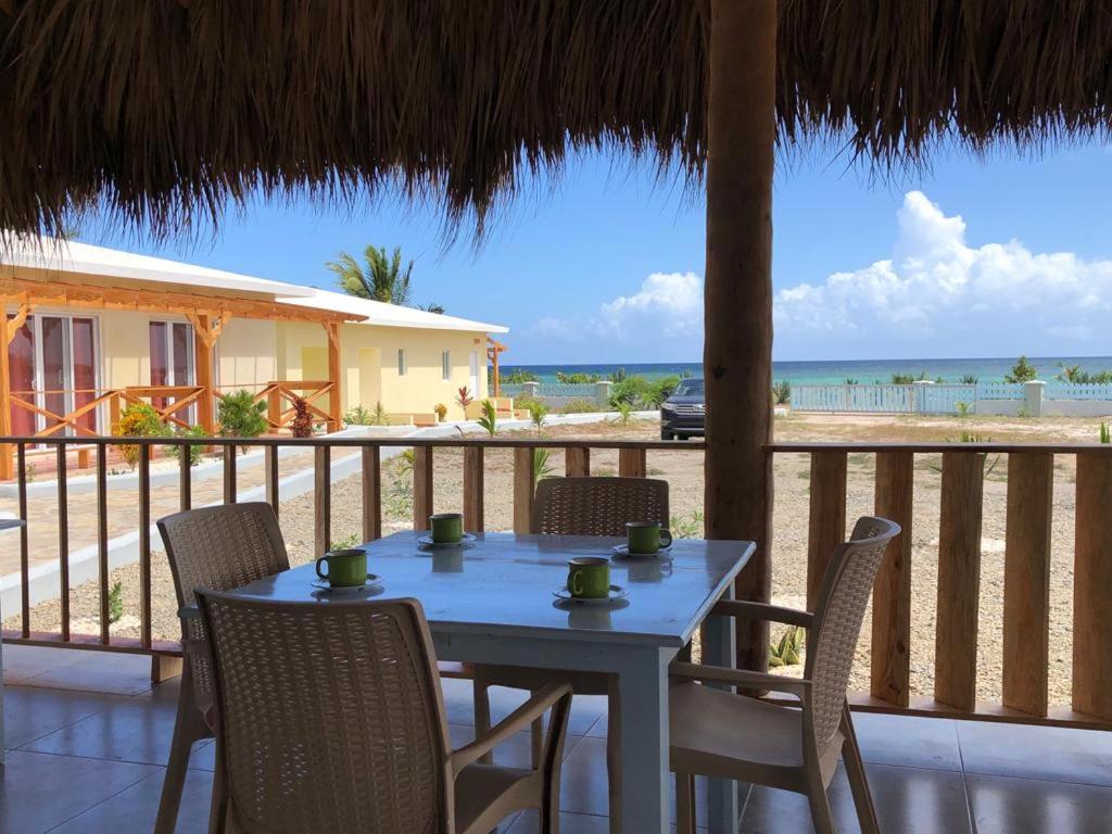 una mesa y sillas en un balcón con vistas a la playa en Punta Rucia Cristal Beach, en Punta Rucia