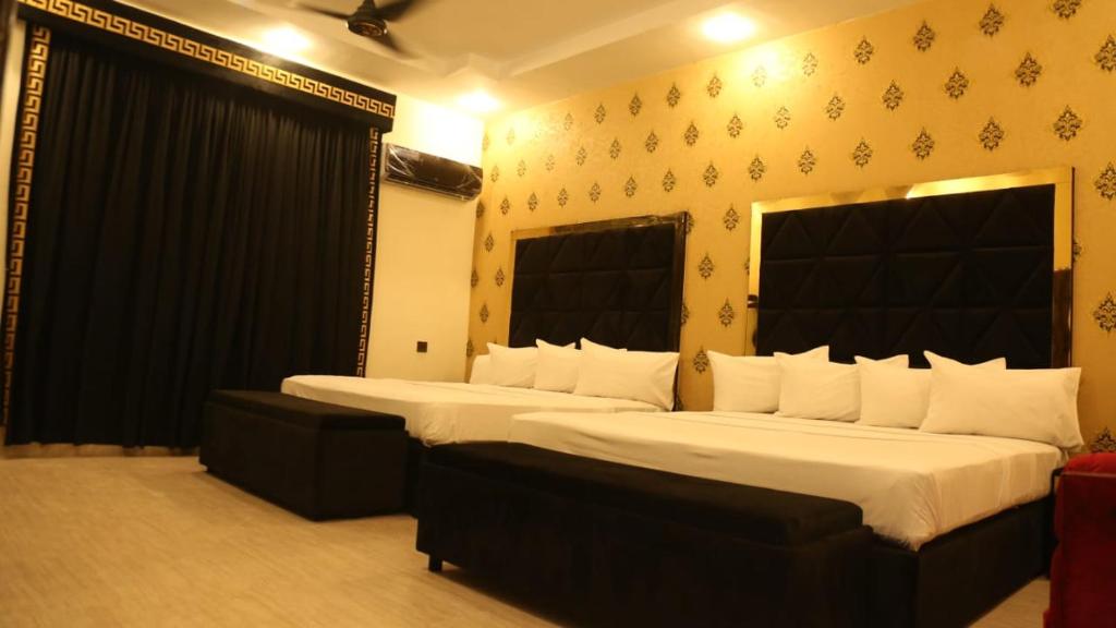 Posteľ alebo postele v izbe v ubytovaní HOTEL DE SMART Multan
