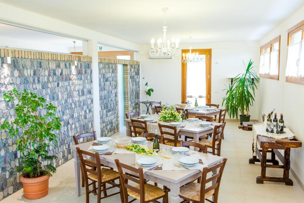 A restaurant or other place to eat at Agriturismo la Chiocciola