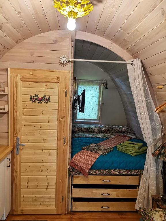Postel nebo postele na pokoji v ubytování Tiny Cottage CASA UCCELLO