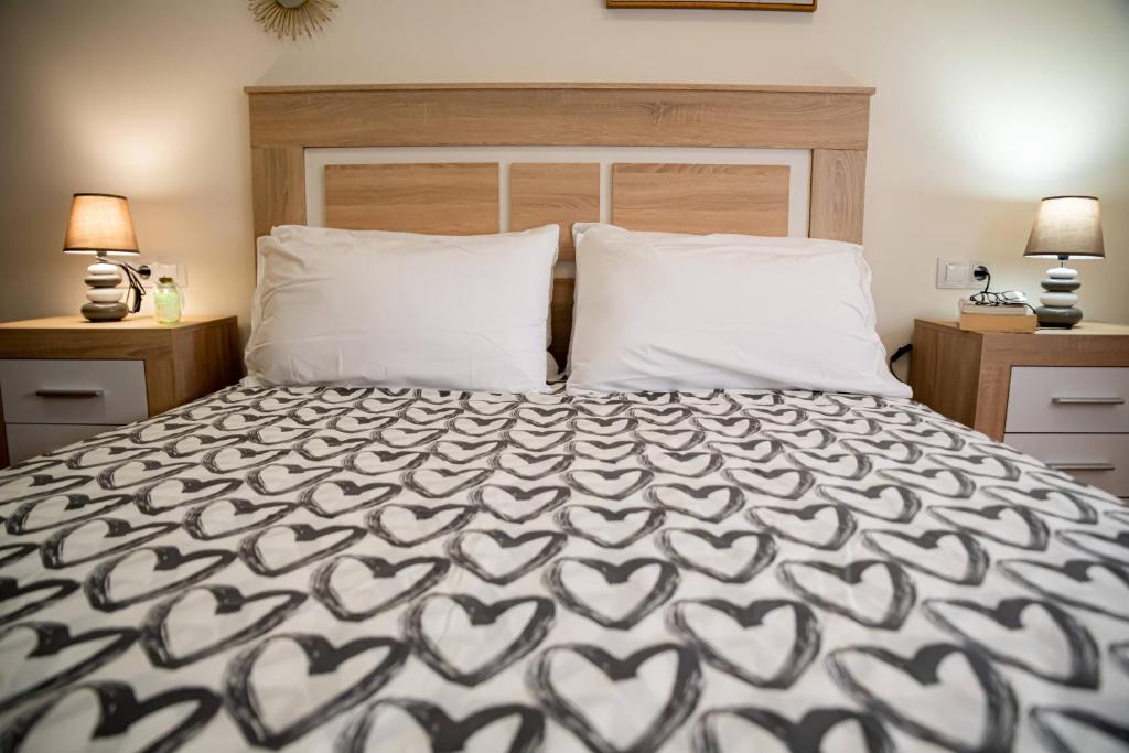 1 dormitorio con 1 cama grande con almohadas blancas en Apartamento Poleo en Icod de los Vinos