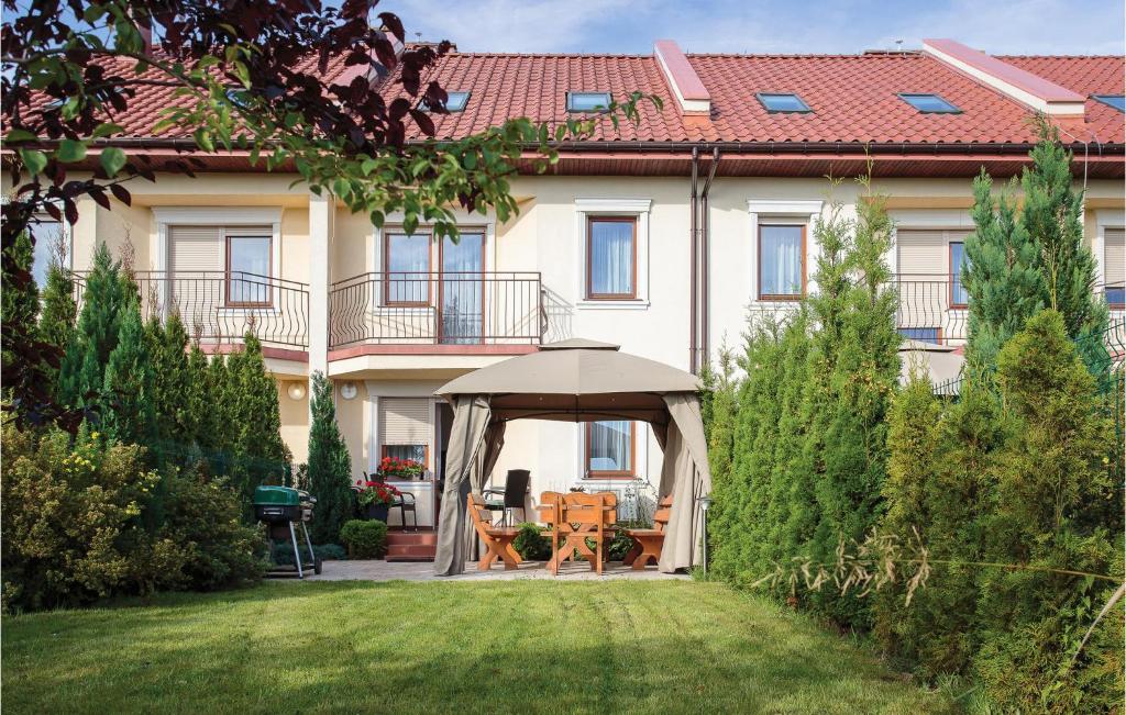 un cenador en el patio de una casa en Amazing Home In Mielno With Wifi, en Mielno