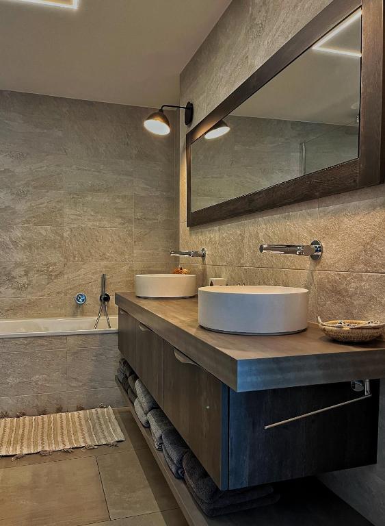 Ένα μπάνιο στο Appartement moderne avec vue panoramique à Jongny proche de Montreux