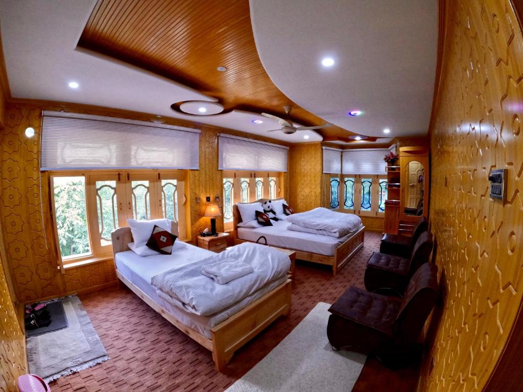 Khaplu的住宿－North Palace Khaplu，一间房间,配有两张床铺和椅子,位于火车上