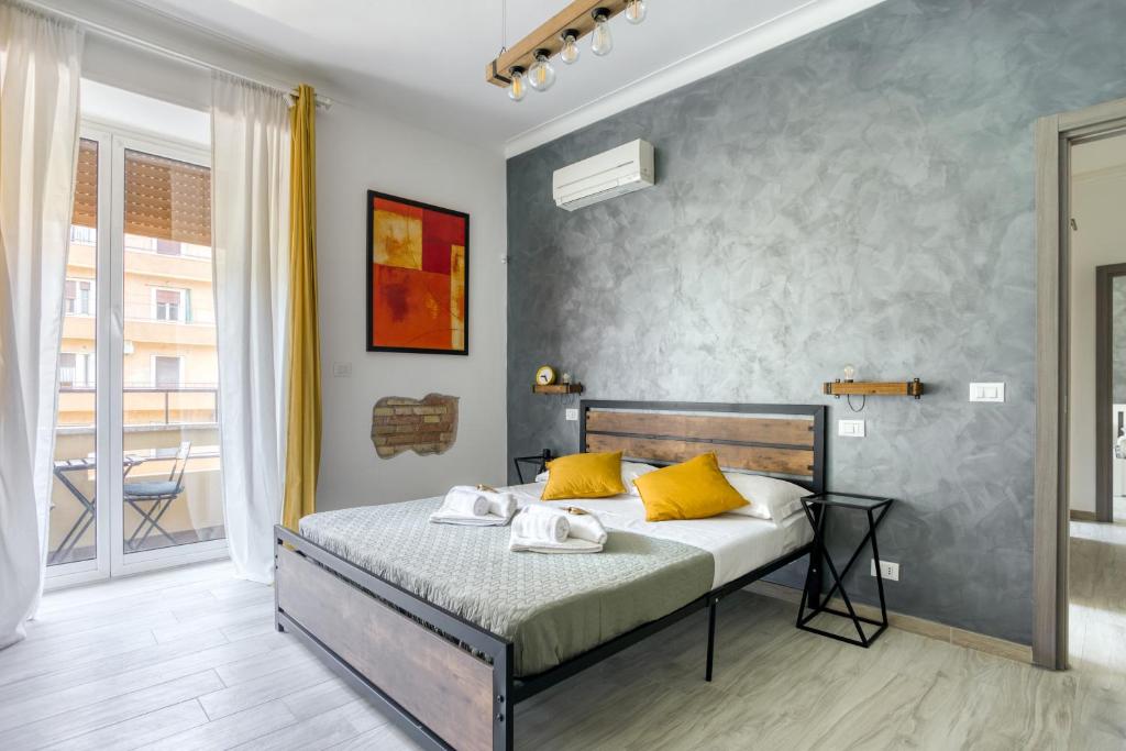 ローマにあるSAPIENZA Grand Apartmentのベッドルーム1室(黄色い枕のベッド1台付)