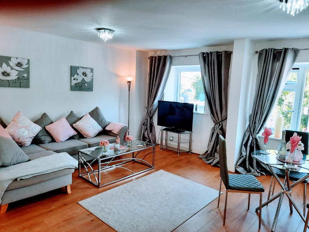 ブリクサムにあるNo 10 Brixham ( With Free Parking )のソファとテレビのあるリビングルーム