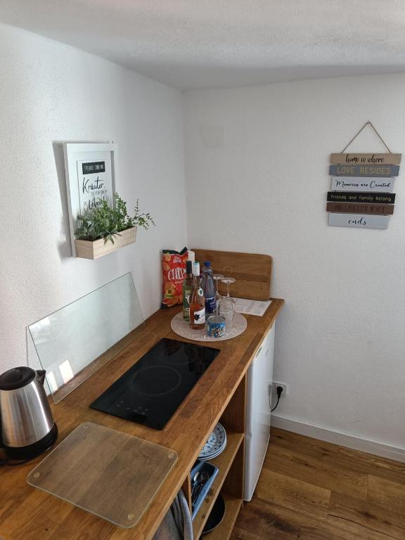 Kuchyň nebo kuchyňský kout v ubytování Apartments & möblierte Zimmer in Kahl am Main, kontaktloser Self Check-in, W-Lan, Schreibtisch, Duschbad, Küchenzeile, PKW-Plätze