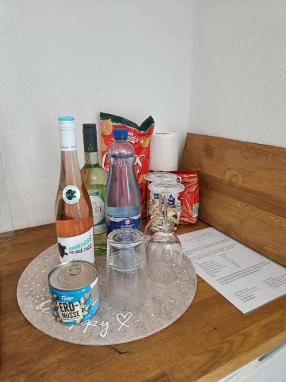 Nápoje v ubytování Apartments & möblierte Zimmer in Kahl am Main, kontaktloser Self Check-in, W-Lan, Schreibtisch, Duschbad, Küchenzeile, PKW-Plätze
