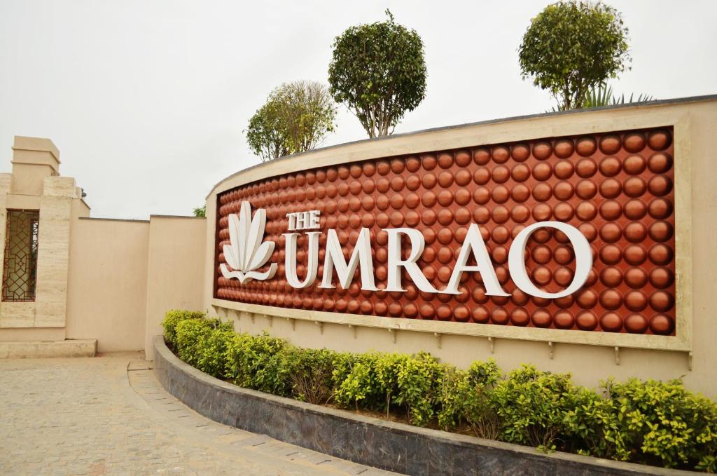 een bord voor de ingang van een jumeirah hotel bij The Umrao in New Delhi