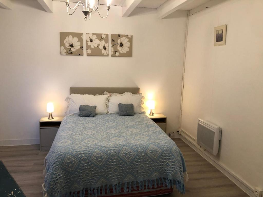 Łóżko lub łóżka w pokoju w obiekcie Gîte des Lavandes