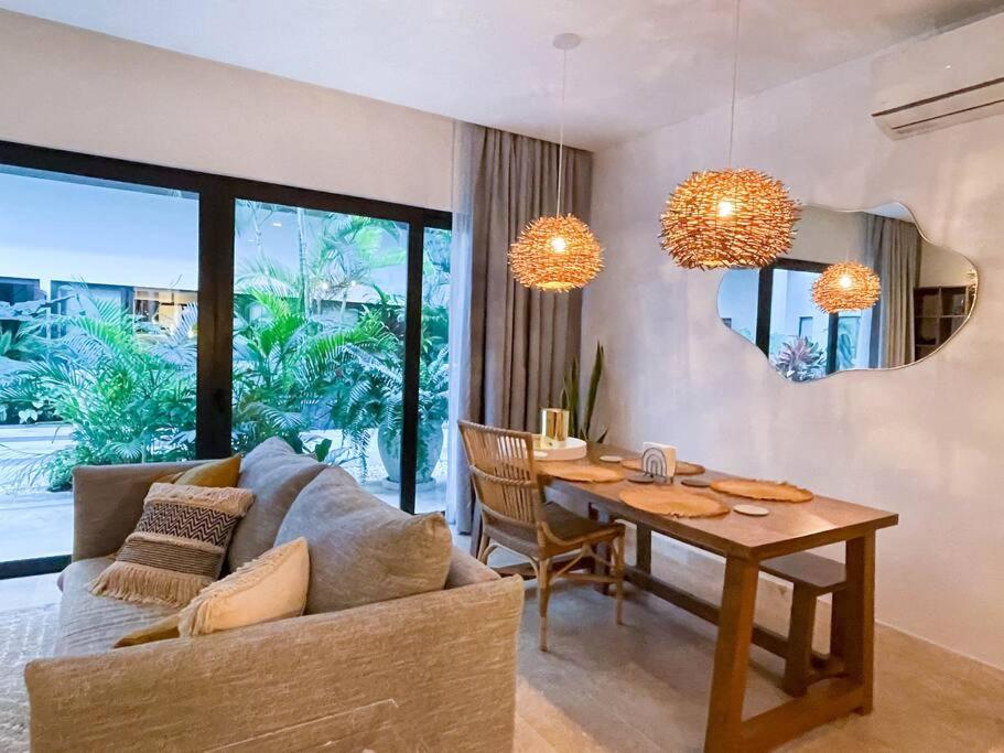 un salon avec un canapé et une table dans l'établissement Ipana by Andiani Travel, à Playa del Carmen