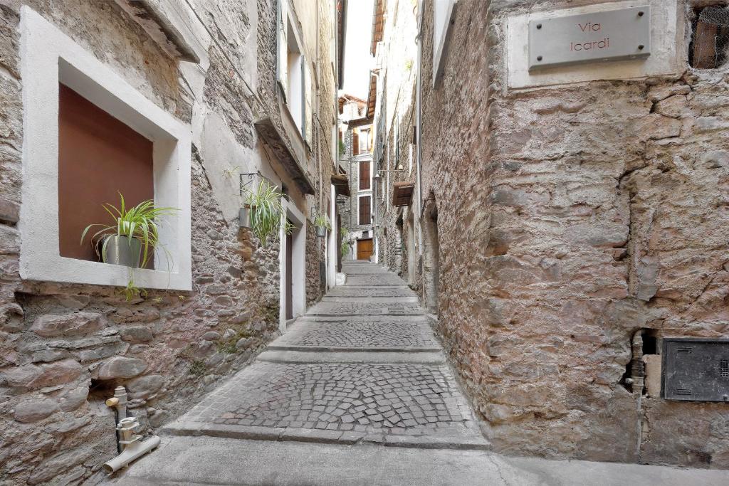 an alley in an old stone building with a plant at La casa tonda in Dolceacqua