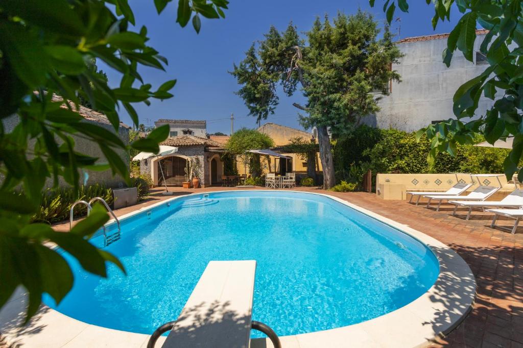 - une piscine dans l'arrière-cour d'une maison dans l'établissement Dimora Migliori, à Viagrande