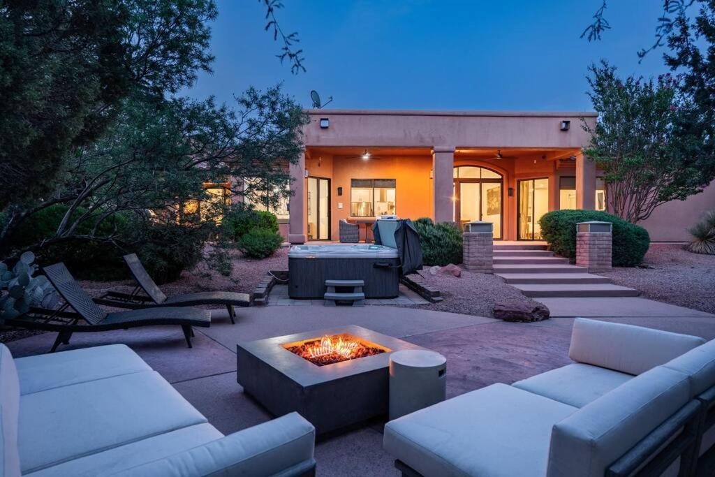 un patio con sofás y una hoguera frente a una casa en Amazing Luxury Home with Hot Tub & Views, en Sedona