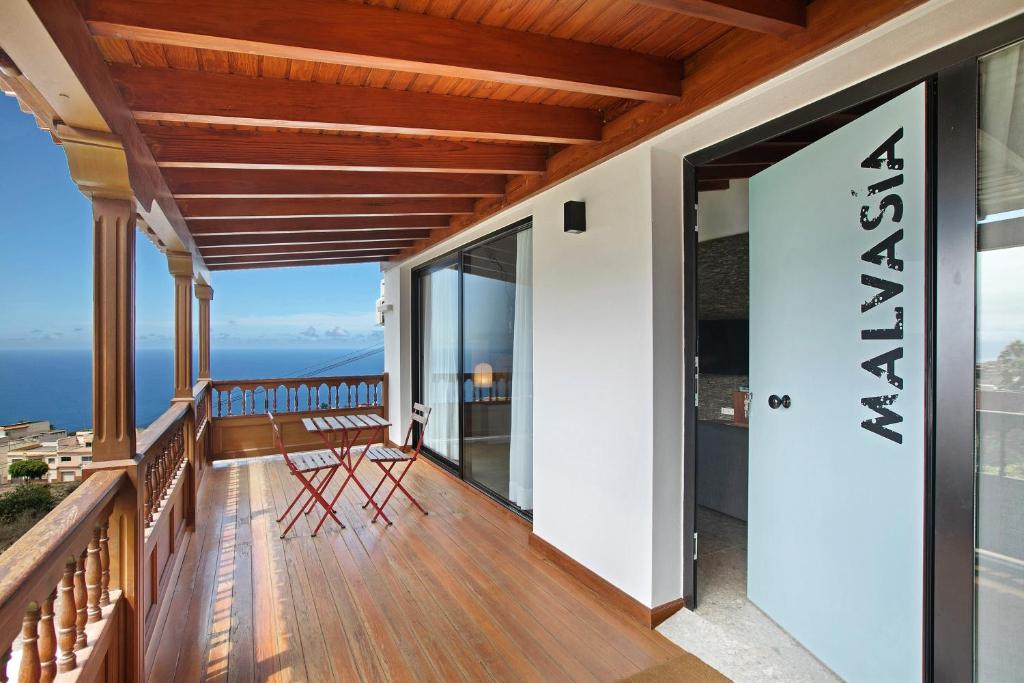 a balcony with a view of the ocean at Linaje del Pago Malvasia in Sauzal