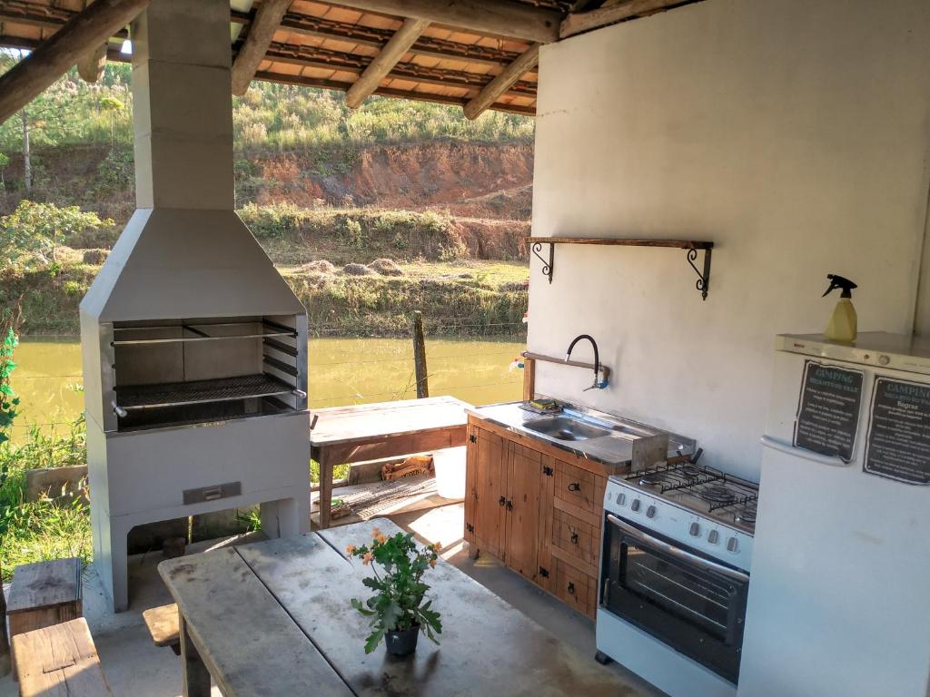a kitchen with a stove and a stove top oven at Recanto do Vale Glamping in Pomerode