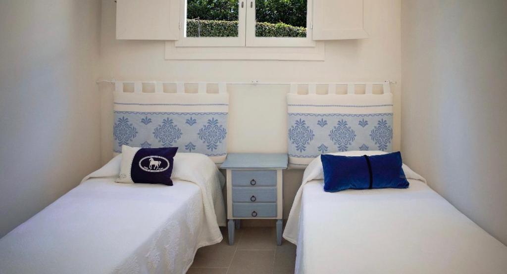 two beds sitting next to each other in a room at Residenza Grazia sul mare in Abbiadori