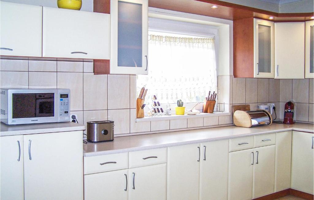 Kuchyňa alebo kuchynka v ubytovaní 4 Bedroom Stunning Home In Kamien