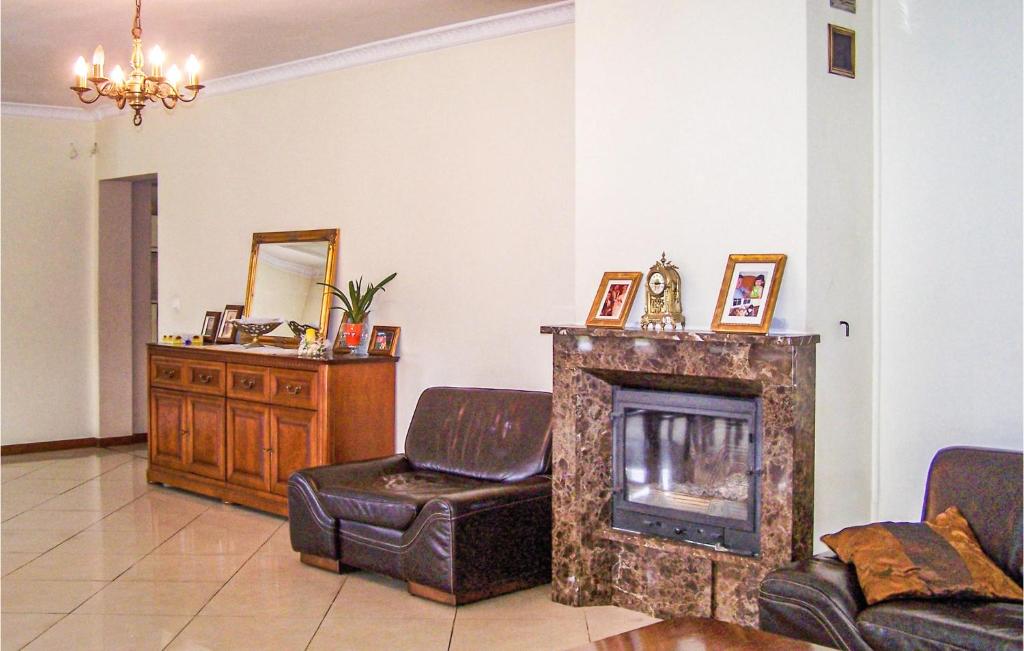 Posedenie v ubytovaní 4 Bedroom Stunning Home In Kamien