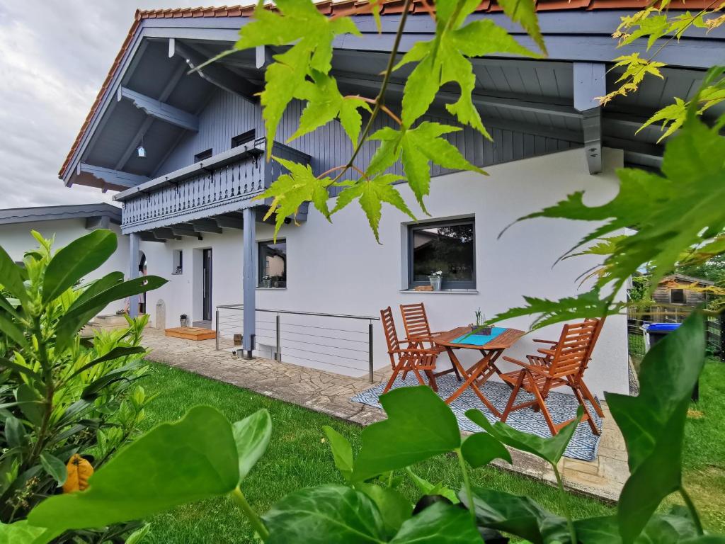 a view of the house from the garden at Ferienwohnung Chiemseeliebe in Chieming