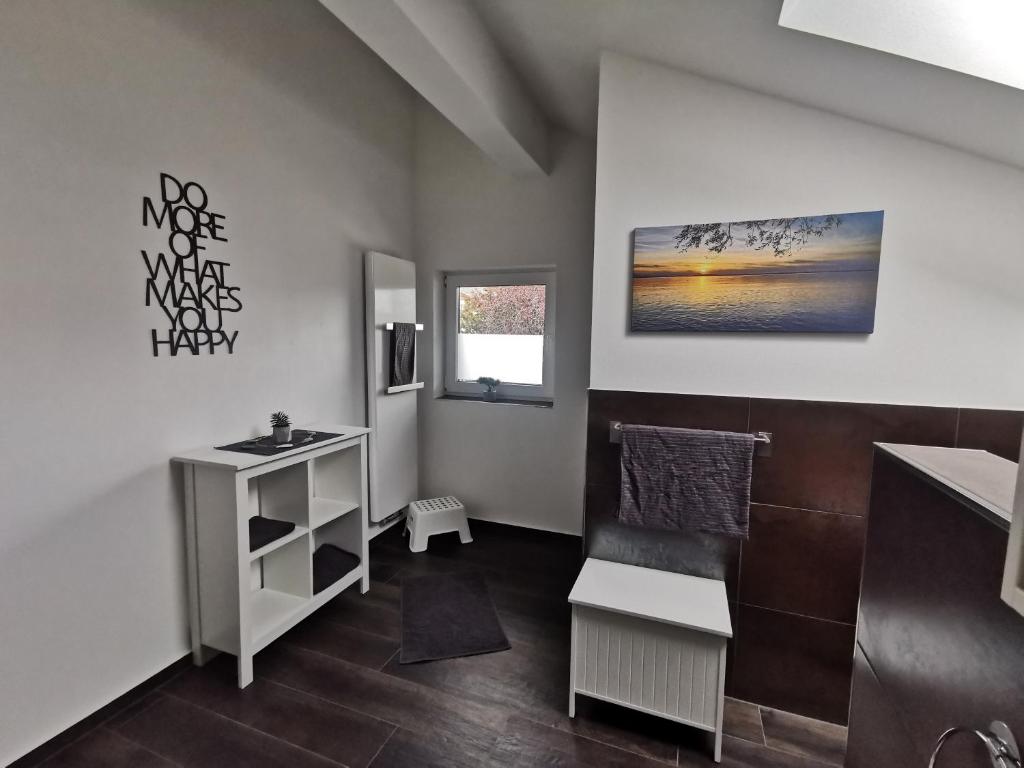 TV a/nebo společenská místnost v ubytování Ferienwohnung Chiemseeliebe