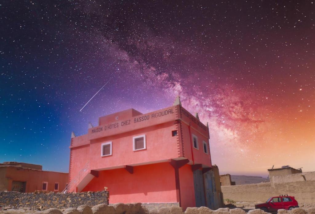 un edificio rojo con la Vía Láctea en el cielo en Maison D'hôtes Chez Bassou Agoudal, en Agoudal