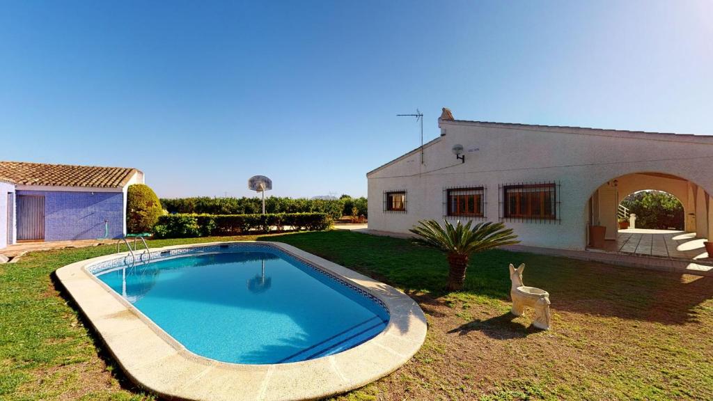 basen w ogrodzie obok domu w obiekcie Villa Desamparados-Murcia Holiday Rentals Property w mieście Torre-Pacheco