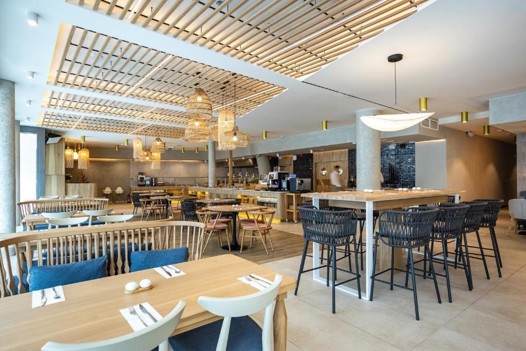 Reštaurácia alebo iné gastronomické zariadenie v ubytovaní Wave Międzyzdroje Resort & SPA