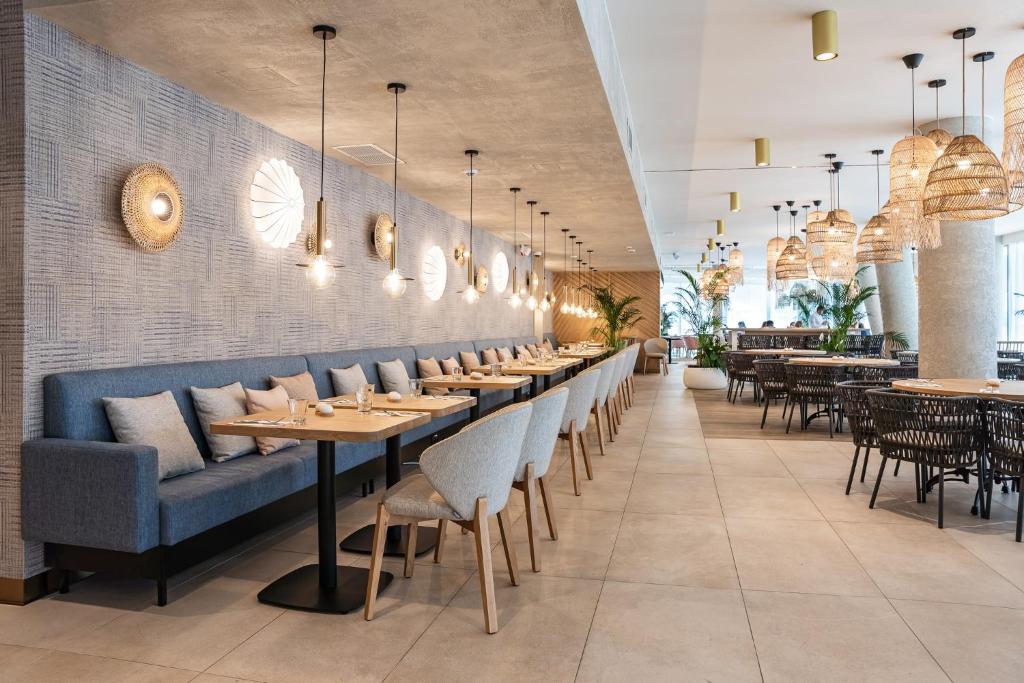 Reštaurácia alebo iné gastronomické zariadenie v ubytovaní Wave Międzyzdroje Resort & SPA