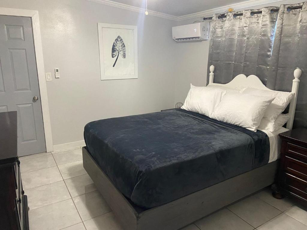 Een bed of bedden in een kamer bij Airy 1-bedroom apartment 3 minutes from Downtown