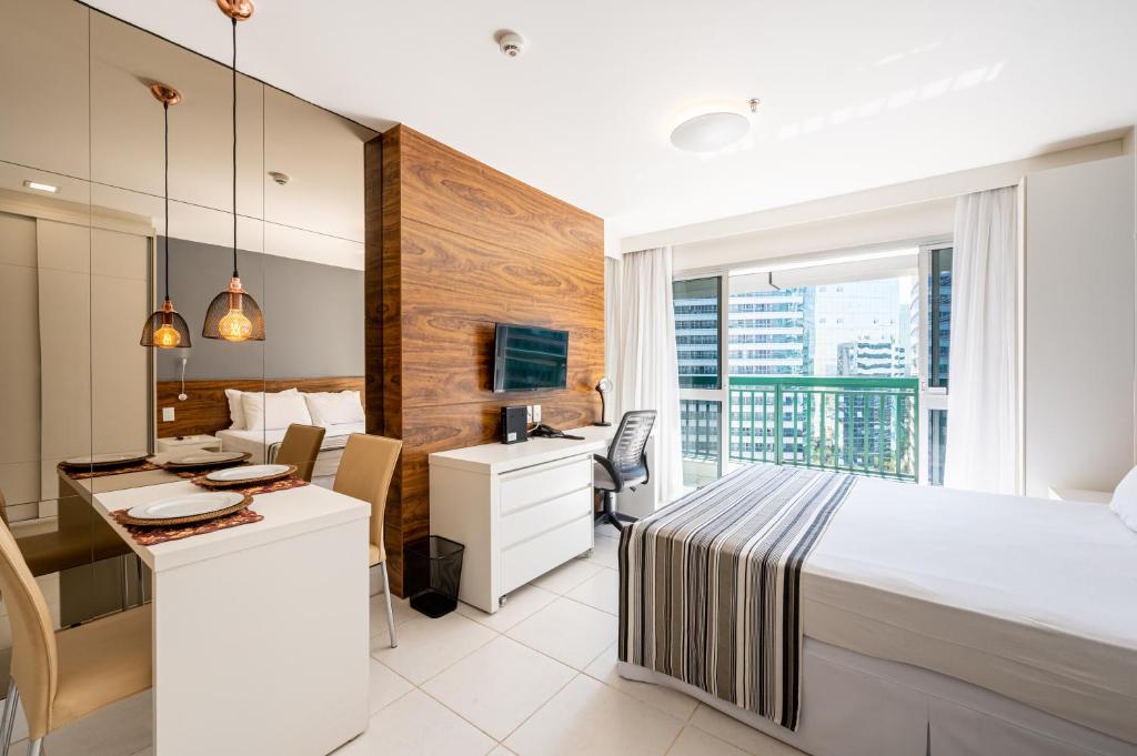 Habitación de hotel con cama y escritorio en Flat vision, en Brasilia