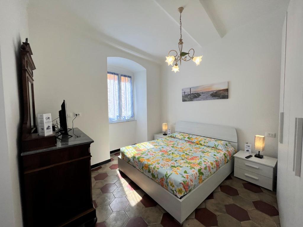 een slaapkamer met een bed en een dressoir bij House Silvia By Holiday World in Genua