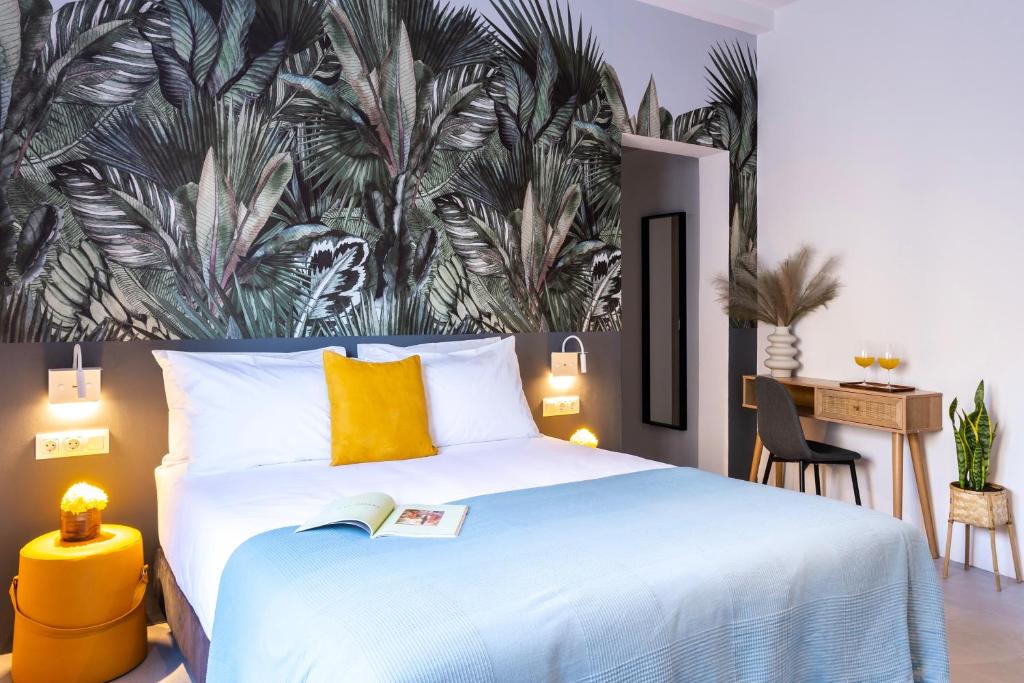 1 dormitorio con 1 cama grande y papel pintado tropical en PAME Wild en Athens