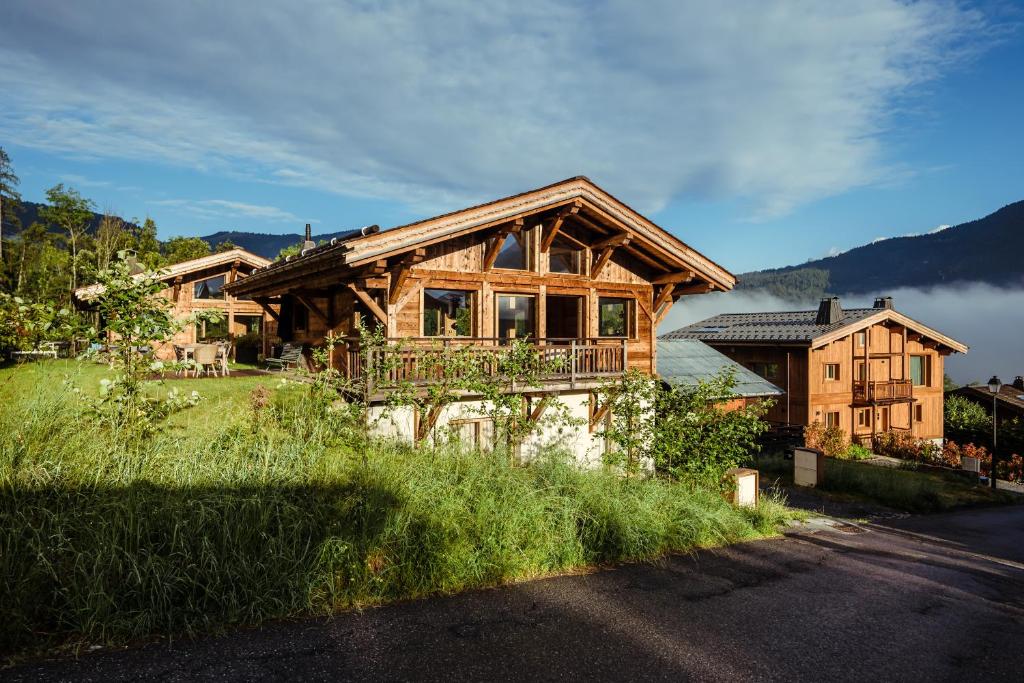Casa de madera con balcón y casa en Chalet du Rachet Chamonix Mont-Blanc, en Les Houches