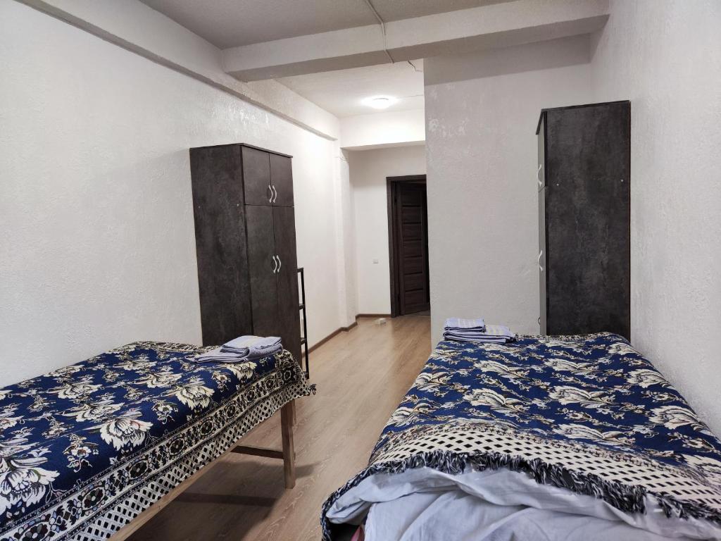 Postel nebo postele na pokoji v ubytování Nomad Inn
