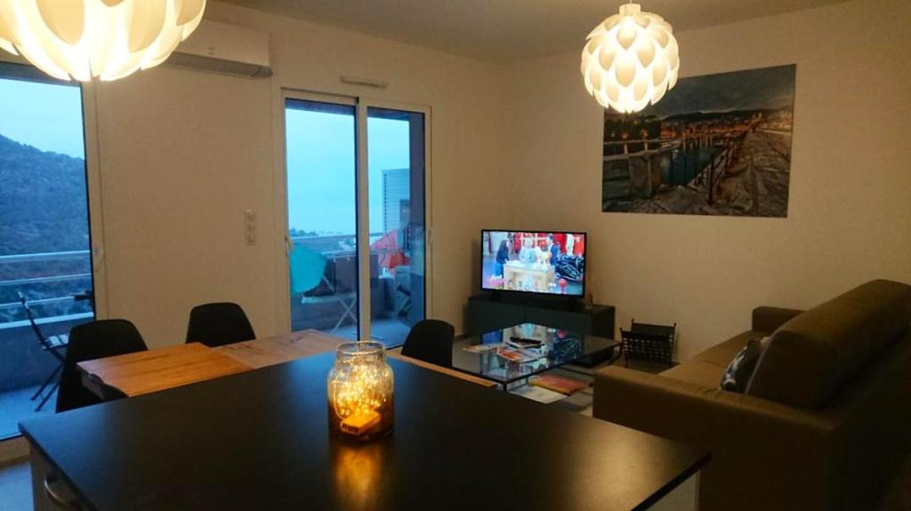 Televízia a/alebo spoločenská miestnosť v ubytovaní Appartement moderne à Bastia de 57 m² avec vue mer exclusive