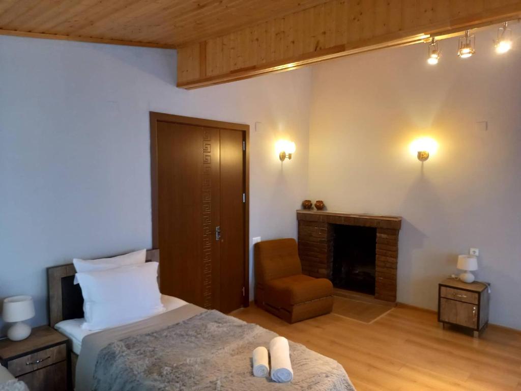 Postel nebo postele na pokoji v ubytování Hotel and Restaurant "VILLA GIVISI"