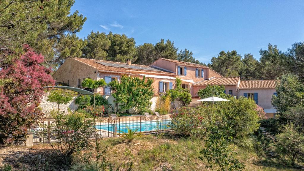 une villa avec une piscine et des arbres dans l'établissement La Pinède du Barroux, à Le Barroux