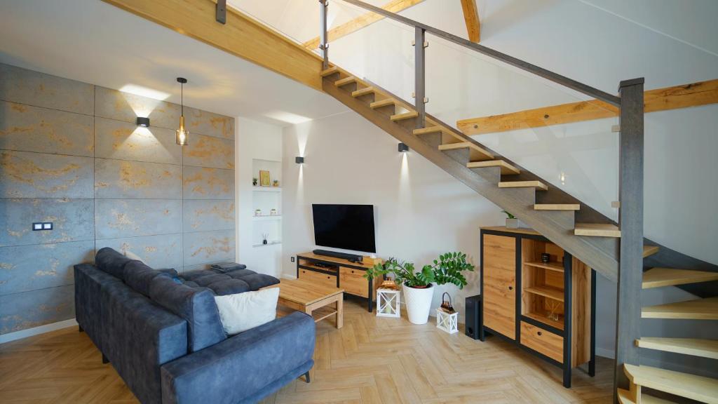 Televízia a/alebo spoločenská miestnosť v ubytovaní Apartamenty EverySky - Mickiewicza 30