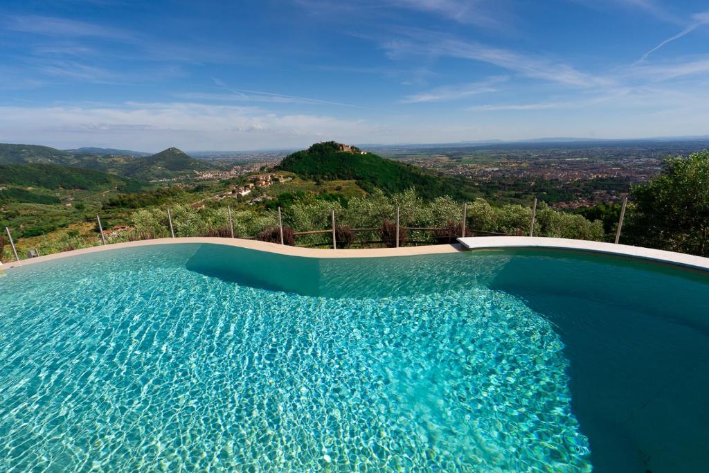 una piscina azul con vistas a la ciudad en Charming house Loretta, with panoramic swimming pool, en Nievole