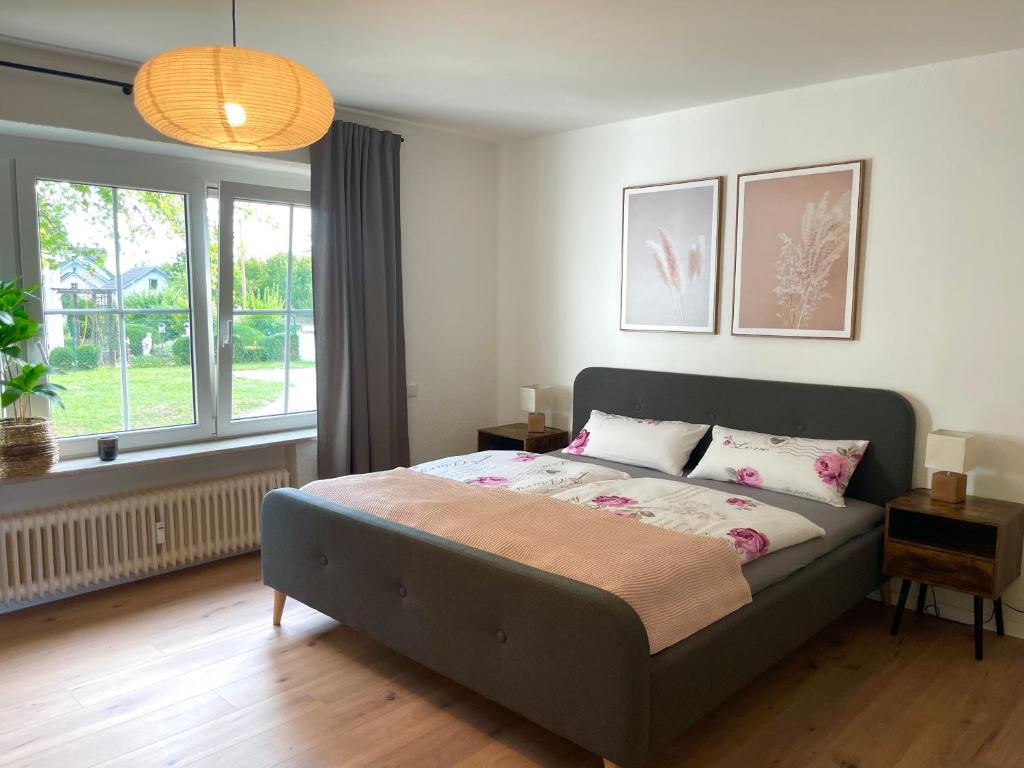 ein Schlafzimmer mit einem Bett und einem großen Fenster in der Unterkunft Kelsbachhaus EG in Pförring