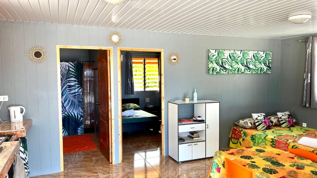 Postel nebo postele na pokoji v ubytování Hiti Tikehau, the ocean side bungalow